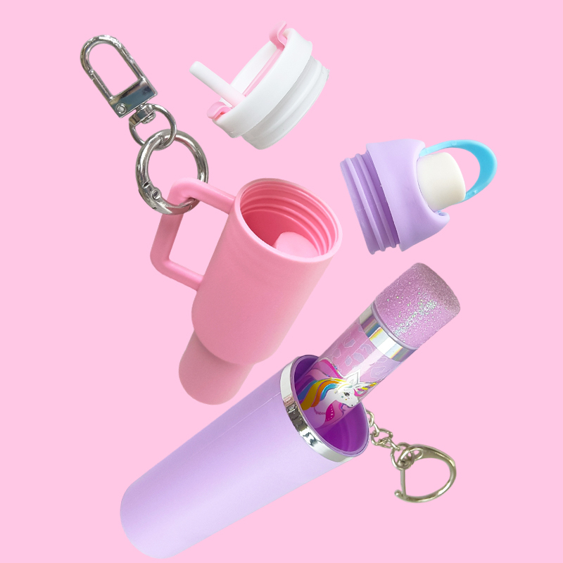 Adorable llavero en forma de vaso con bálsamo labial a juego