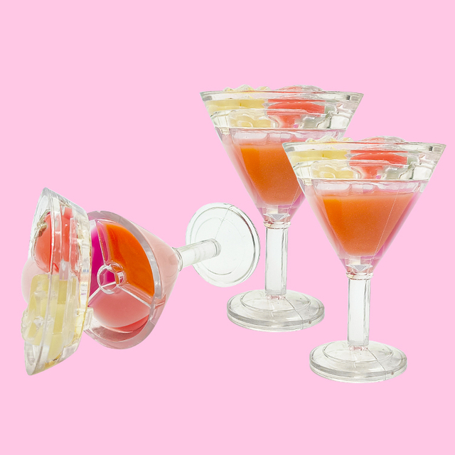 Jalea de labios con lápiz labial y taza de jugo casera