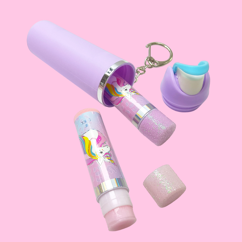 Adorable llavero en forma de vaso con bálsamo labial a juego