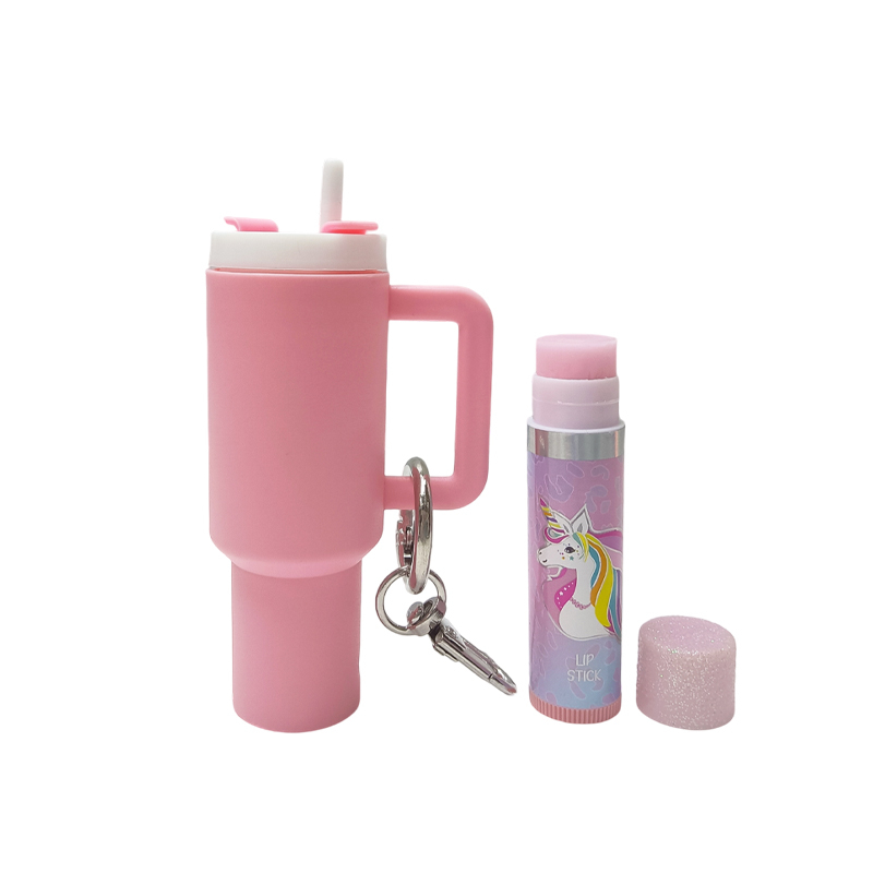 Adorable llavero en forma de vaso con bálsamo labial a juego