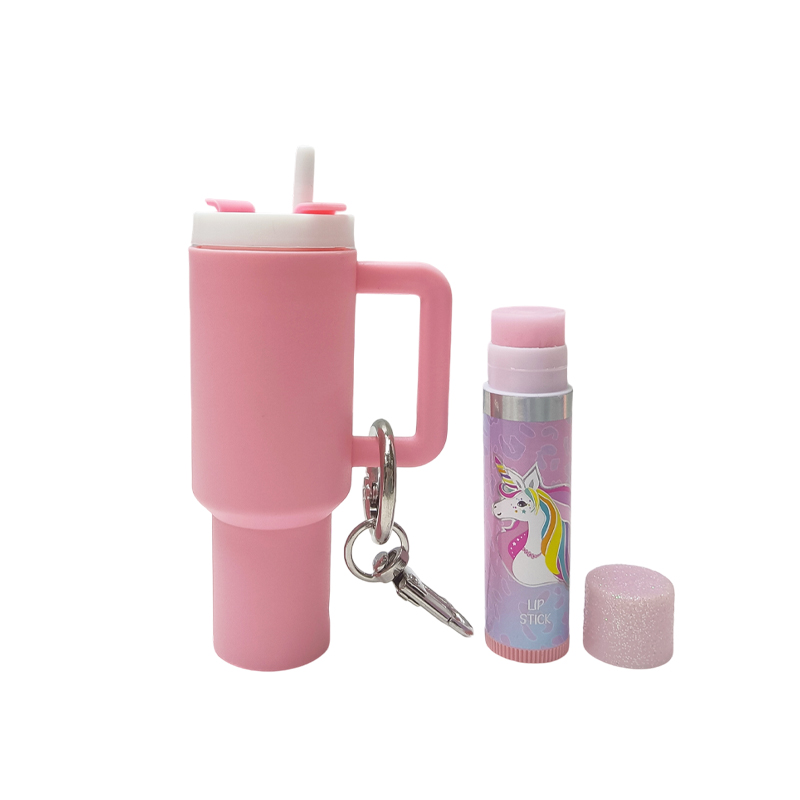 Adorable llavero en forma de vaso con bálsamo labial a juego