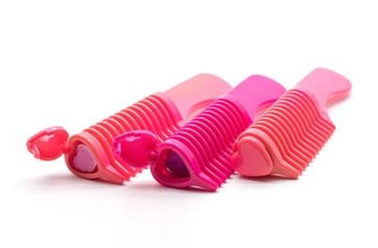 La fábrica de brillo de labios presenta los ingredientes principales de la barra de labios.