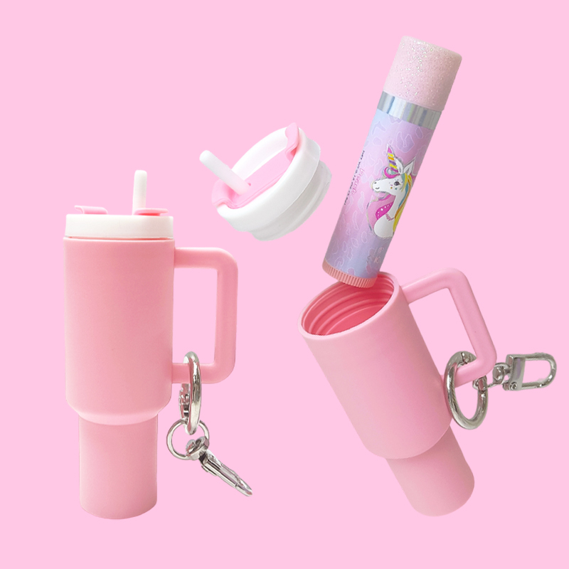 Adorable llavero en forma de vaso con bálsamo labial a juego